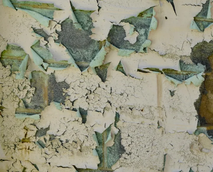Mur ancien avec peinture écaillée susceptible de contenir du plomb