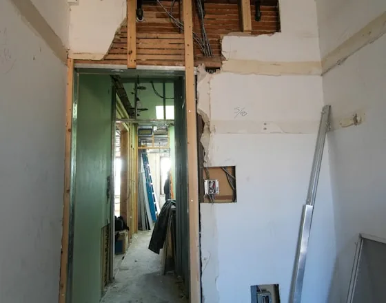 Curage intérieur d'un bâtiment avant travaux
